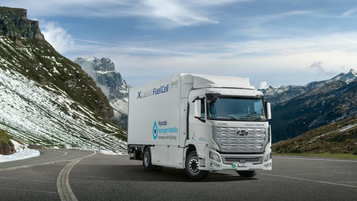 Hyundai liefert die ersten XCIENT-Wasserstoff-LKWs in die Schweiz.