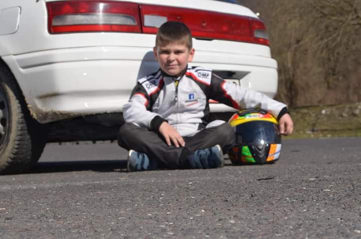 Nur ein 8-jähriger Junge aus der Slowakei fährt eine Rallye.  Wird er der zukünftige Autorennfahrer sein?