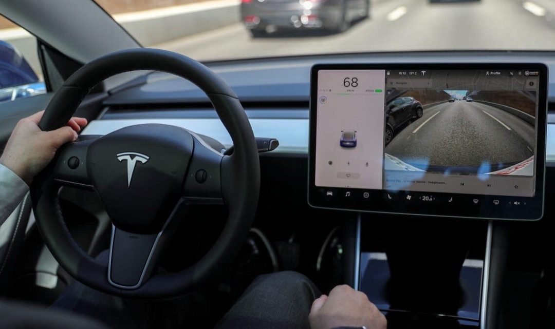Autopilot von Tesla kann in anderen Fahrzeugen gesehen werden.