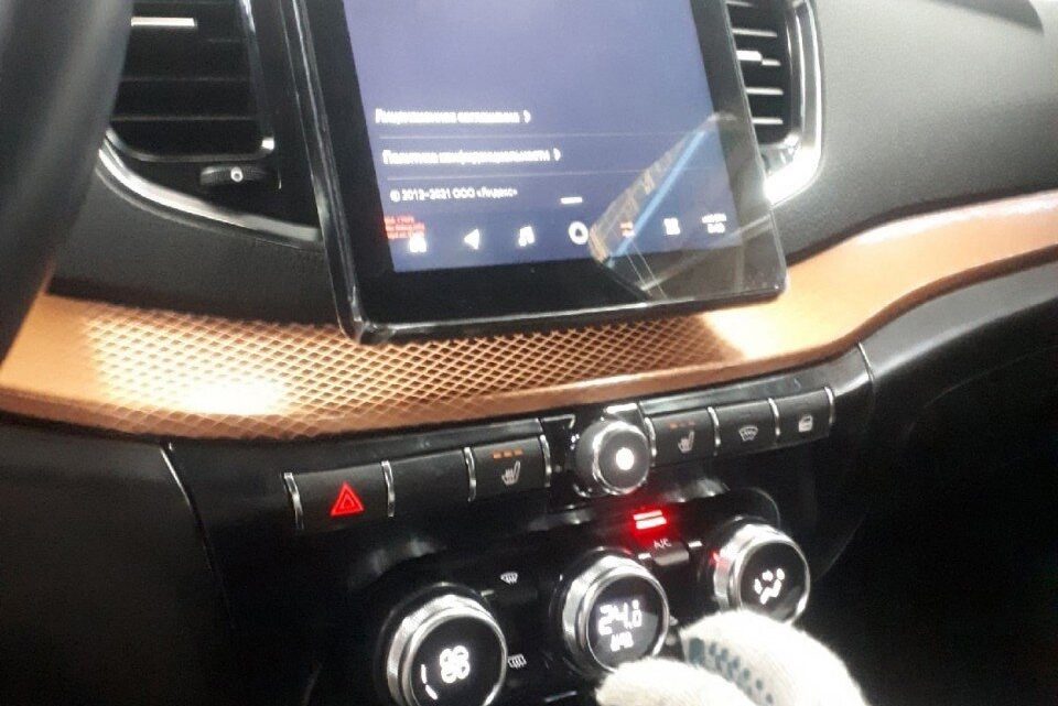 Der neue Lada Vesta FL bekommt ein virtuelles Cockpit, einen großen Touchscreen und eine Klimaanlagensteuerung von Renault.