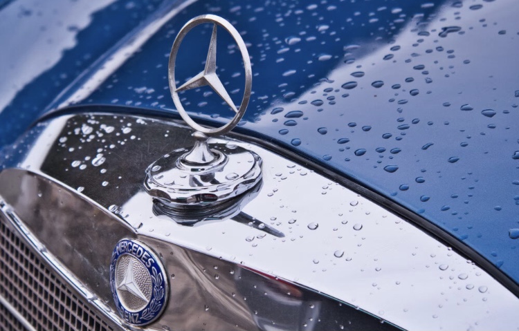 Mercedes-Benz feiert 100 Jahre seit der Eintragung seines Emblems.
