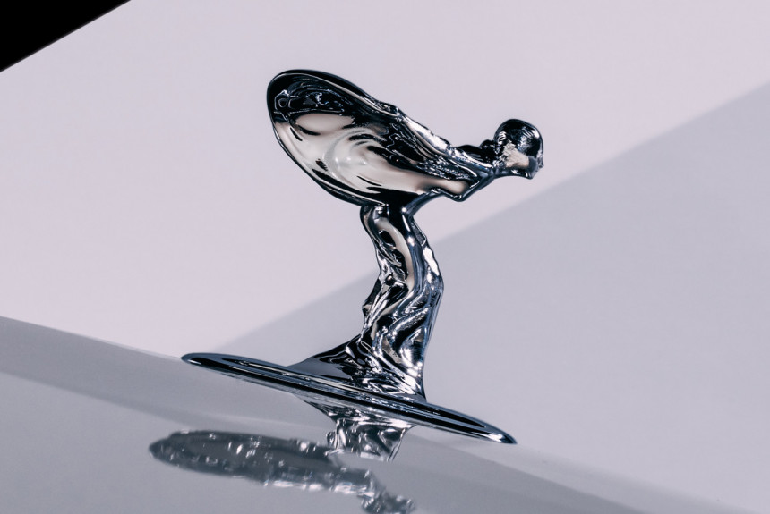 Rolls-Royce hat die Figur „Spirit of Extasy“ für Elektrofahrzeuge aktualisiert.