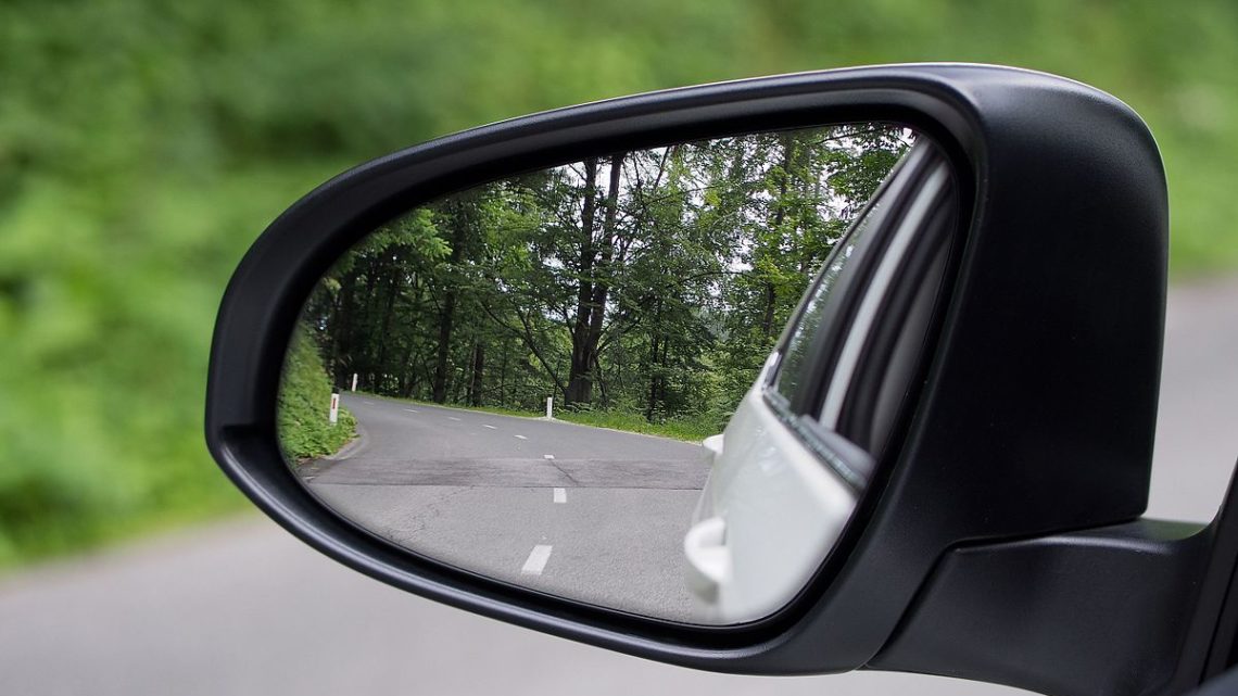 Wann wurde der erste Rückspiegel an einem Auto erfunden?
