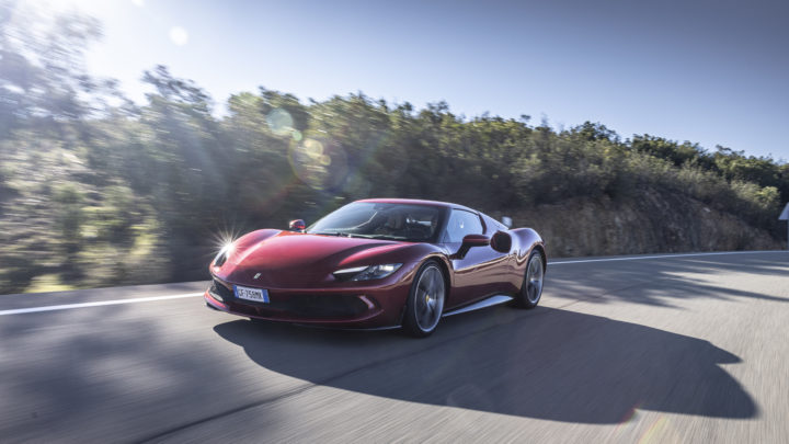 Ferrari plant, in den kommenden Jahren V12-Motoren zu produzieren. Das erste Elektroauto kommt 2025.