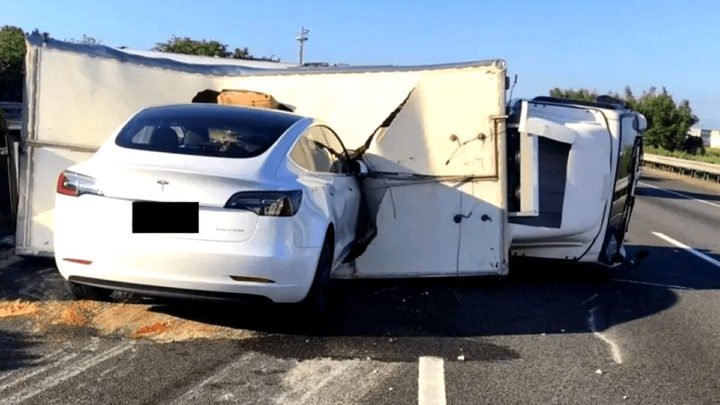 Tesla führt bei der Auswertung von Unfällen mit eingeschaltetem Autopiloten.